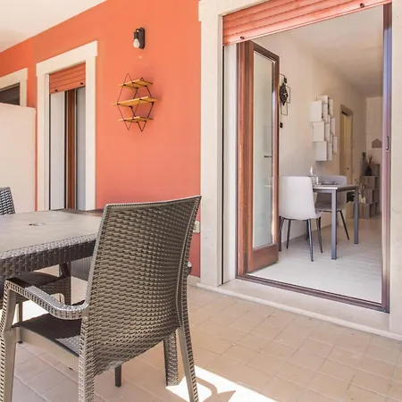 Cozy With Terrace Near The Airport! Ольбія