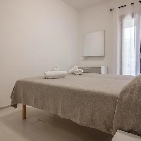 Апартаменти Cozy With Terrace Near The Airport! Ольбія