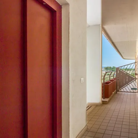 Cozy With Terrace Near The Airport! Апартаменти
