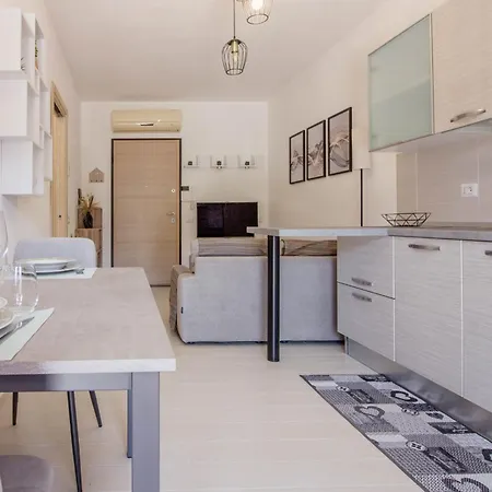 Cozy With Terrace Near The Airport! Апартаменти *