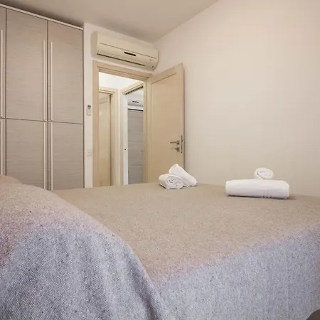 Апартаменти Cozy With Terrace Near The Airport! Ольбія